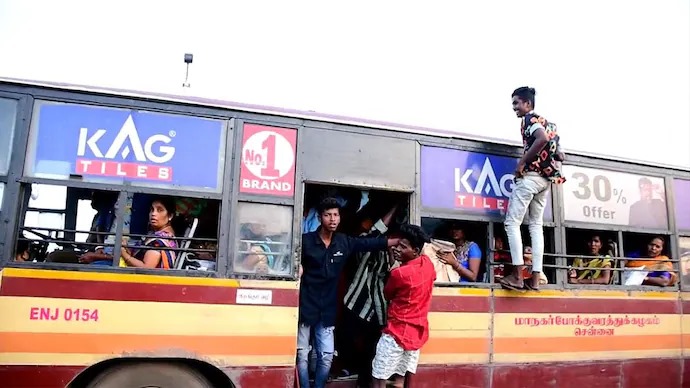 Mahoba: Intimidating Drunk Men Attempt to Steal Bus, Passengers Panic 1 Mahoba: Intimidating Drunk Men Attempt to Steal Bus, Passengers Panic